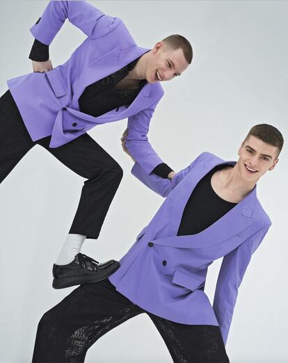 Los dos modelos llevan chaquetas Paul Smith y camisas Dolce & Gabbana. A la izda., pantalón y zapatos Emporio Armani y calcetines Uniqlo. A la dcha., pantalón Dolce & Gabbana.