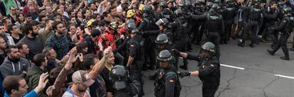 La Guàrdia Civil a Sant Julià de Ramis després de confiscar les urnes.