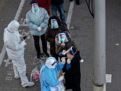 Un trabajador de control epidémico efectúa pruebas de covid en un barrio de Pekín que ha sufrido confinamientos.