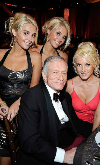 Hugh Hefner rodeado por algunas de sus 'conejitas' en junio de 2009