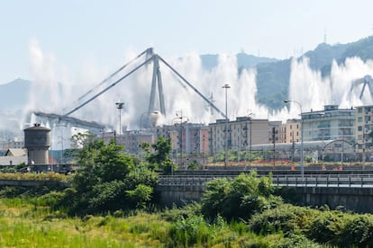 El viaducto Polcevera, de 1.182 metros de longitud y 90 de altura, formaba parte de la vía A10 –que conecta el norte de Italia con Francia– hasta que el 14 de agosto de 2018, en medio de una lluvia torrencial, una sección del tablero de unos 200 metros se vino abajo. Una treintena de vehículos que cruzaban el viaducto cayó con el puente.