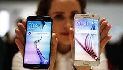 El nuevo Galaxy S6 Edge, izquierda, y el Galaxy S6.