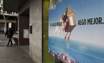 Un hombre pasa ante un anuncio de hipotecas, en Madrid.