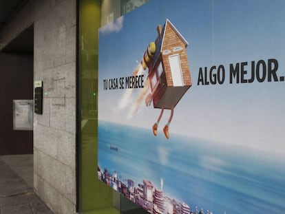 Un hombre pasa ante un anuncio de hipotecas, en Madrid.