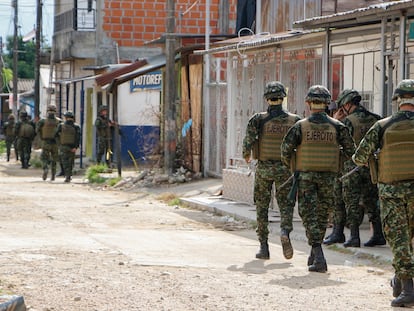 Elementos del Ejército colombaino en Tibú, antes de una jornada de diálogo entre el Gobierno y las disidencias de las FARC, el pasado 7 de octubre.