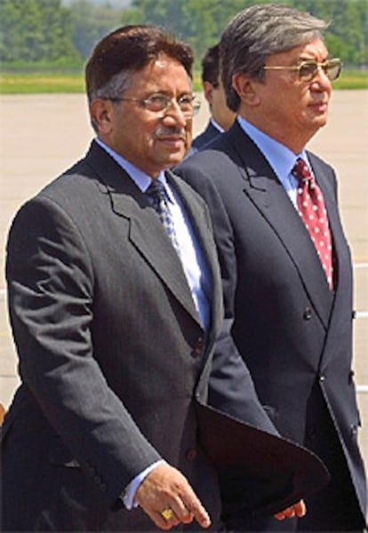 Imagen del presidente de Pakistán, Pervez Musharraf, a su llegada a Kazajistán.