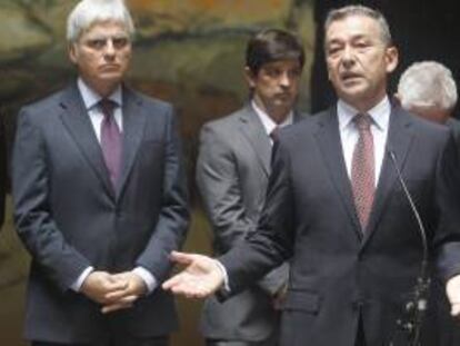 El presidente del Gobierno de Canarias, Paulino Rivero (c), acompañado de todos los miembros del Ejecutivo. EFE/Archivo