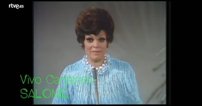 Salomé interpretando 'Vivo cantando', durante el Festival de Eurovisión de 1969.