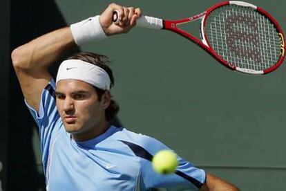 <b>INDIAN WELLS. </b>El suizo Roger Federer conecta un golpe de derecha en su partido de cuartos de final ante el croata Ivan Ljubicic en Indian Wells.