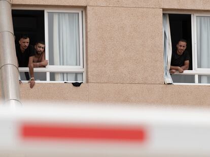 Jóvenes argelinos guardan cuarentena en un albergue municipal de Almería.