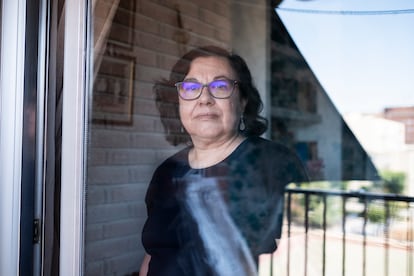 Eugenia Martín, viuda de Julián, posa en el interior de su domicilio de Móstoles (Madrid).