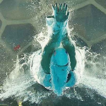 Michael Phelps muestra su poder en el momento de zambullirse en el agua en la prueba de los 400 metros estilos.