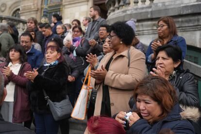 Conocidos de la víctima durante una concentración silenciosa para denunciar el asesinato de una mujer víctima de violencia machista, en el Ayuntamiento de Bilbao, este jueves.