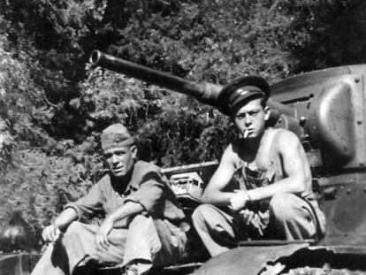Aníbal González, izquierda, en su carro T-26, con un camarada ruso.
