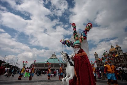 Muchos de los peregrinos acampan en la enorme explanada de la Basílica, uno de los centros de peregrinaje más importantes del mundo.