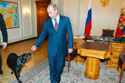 Putin con su perro, en una imagen de 2004 en su residencia de Novo-Ogaryovo, a las afueras de Moscú.
