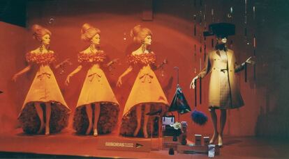 Un recorrido por los escaparates de los grandes almacenes permite entrever la evolución de la moda e incluso la decoración en España. En la imagen, un escaparate con cuatro maniquíes que lucen vestidos y peinados de los sesenta en El Corte Inglés, en 1966.