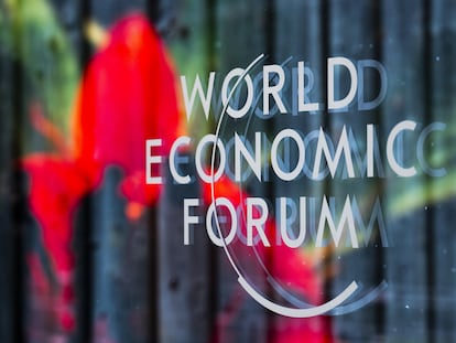 Logo del Foro Económico Mundial celebrado en Davos, Suiza.