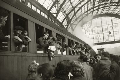 Montserrat Segarra en brazos de su padre, Carles Segarra, fotografiados por Josep Brangulí en la estación de Francia de Barcelona. Era la primera expedición de trabajadores contratados por empresas alemanas en 1941.