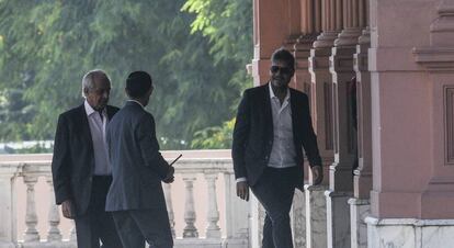 Marcelo Tinelli e Rodolfo D'Onofrio entrando na Casa Rosada.