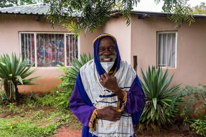 Jerry Lumbeya Kasanga, de 53 años y migrante congoleño, sonríe a la cámara. Lumbeya ha perdido el rastro de su mujer y sus hijos desde hace un año. En Pretoria, Sudáfrica, el 18 de diciembre de 2020.