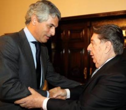 El abogado español Adolfo Suárez Illana (i) saluda al ministro de Relaciones Exteriores paraguayo, Juan Félix Férnández (d), este16 de octube en Asunción.