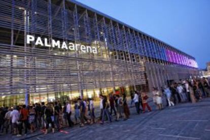 Colas de p&uacute;blico ante el vel&oacute;dromo Palma Arena