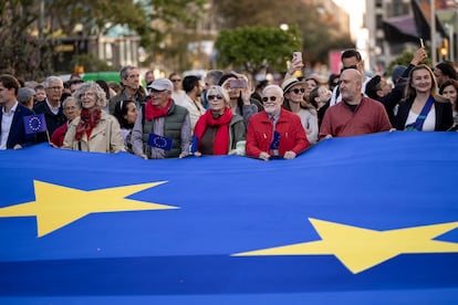 Concentrados con la bandera europea gigante.