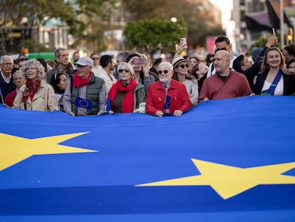 Concentrados con la bandera europea gigante.