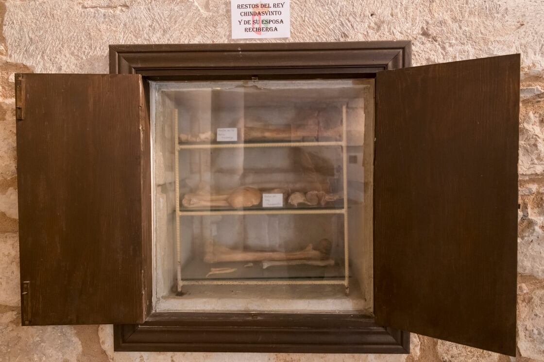 Restos óseos que se conservan de Chindasvinto y su esposa, Riciberga, en la iglesia de Bamba.