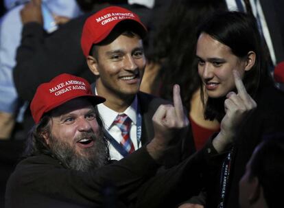 Seguidores de Donald Trump durante la noche electoral en la sede republicana en Manhattan, Nueva York.