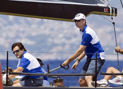 El Príncipe ha acudido a la 30ª edición de la Copa del Rey de Vela a bordo del 'Hispano'. Don Felipe ha acudido a las regatas junto a su madre y sus hermanas y sobrinos, aunque no ha podido verse a su esposa, la princesa Letizia, ni a sus dos hijas, las infantas Leonor y Sofía.