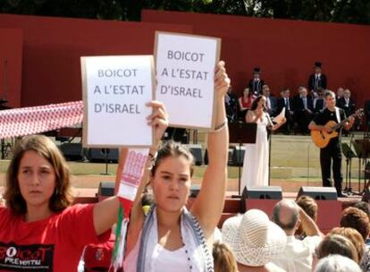 Medio centenar de activistas de la Plataforma Aturem la Guerra intentan boicotear la actuación de la cantante.