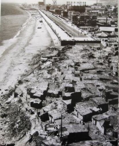 Les barraques a la platja del Somorrostro envoltaven l'hospital del Mar