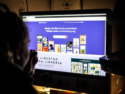 Una persona consulta la web de Bookshop.