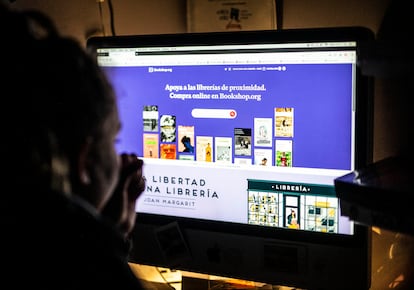 Una persona consulta la web de Bookshop.