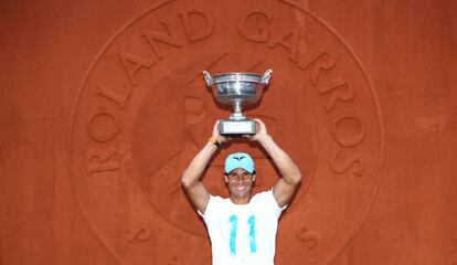 Rafael Nadal posa con la Copa de Mosqueteros.