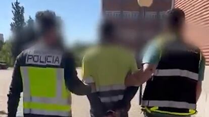 Dos policías trasladan esposado al presunto miembro de la pandilla Barrio 18 detenido el martes en Madrid.