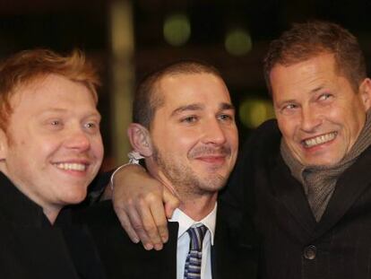 Rupert Grint (izquierda), Shia LaBeouf (centro) y Til Schweiger, en la proyecci&oacute;n de gala de &#039;La necesaria muerte de Charlie Countryman&#039;.