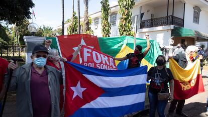 Un grupo de brasileños y cubanos realiza una manifestación el pasado martes, 13 de julio, frente a la embajada de Cuba, en favor del presidente cubano, Miguel Díaz-Canel.