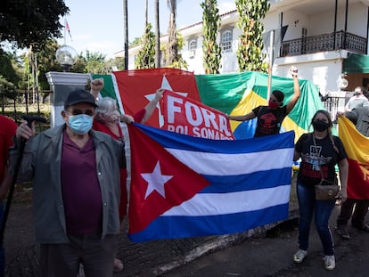 Un grupo de brasileños y cubanos realiza una manifestación el pasado martes, 13 de julio, frente a la embajada de Cuba, en favor del presidente cubano, Miguel Díaz-Canel.