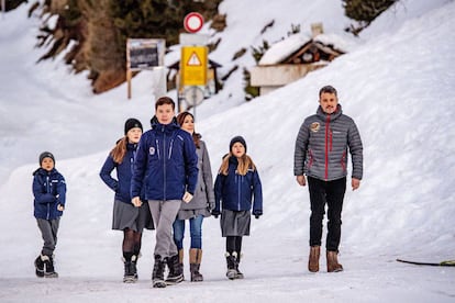 La familia danesa durante un paseo por Verbier, el pasado 6 de enero.