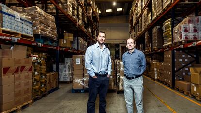 Germán y José Miguel Serrano, hermanos y copropietarios de Cominport, empresa de importación y distribución de productos alimenticios japoneses y de otros orígenes, en la nave central de Villaverde, en Madrid.