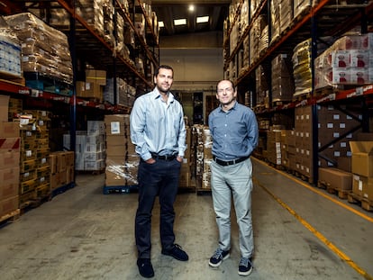 Germán y José Miguel Serrano, hermanos y copropietarios de Cominport, empresa de importación y distribución de productos alimenticios japoneses y de otros orígenes, en la nave central de Villaverde, en Madrid.