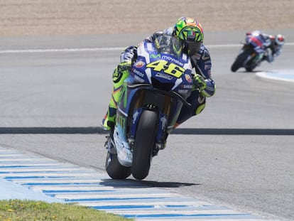 Valentino Rossi, ganador en Jerez, con Lorenzo al fondo.