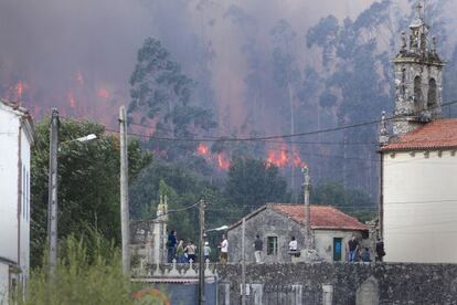 Imagen del incendio que afectó ayer a Santiago
