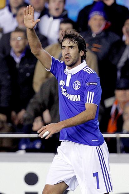 Raúl, durante un partido con el Schalke.