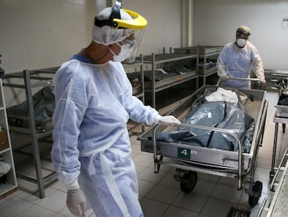 Personal sanitario traslada a una víctima de covid en el hospital Nossa Senhora da Conceicao, en Porto Alegre (Brasil).