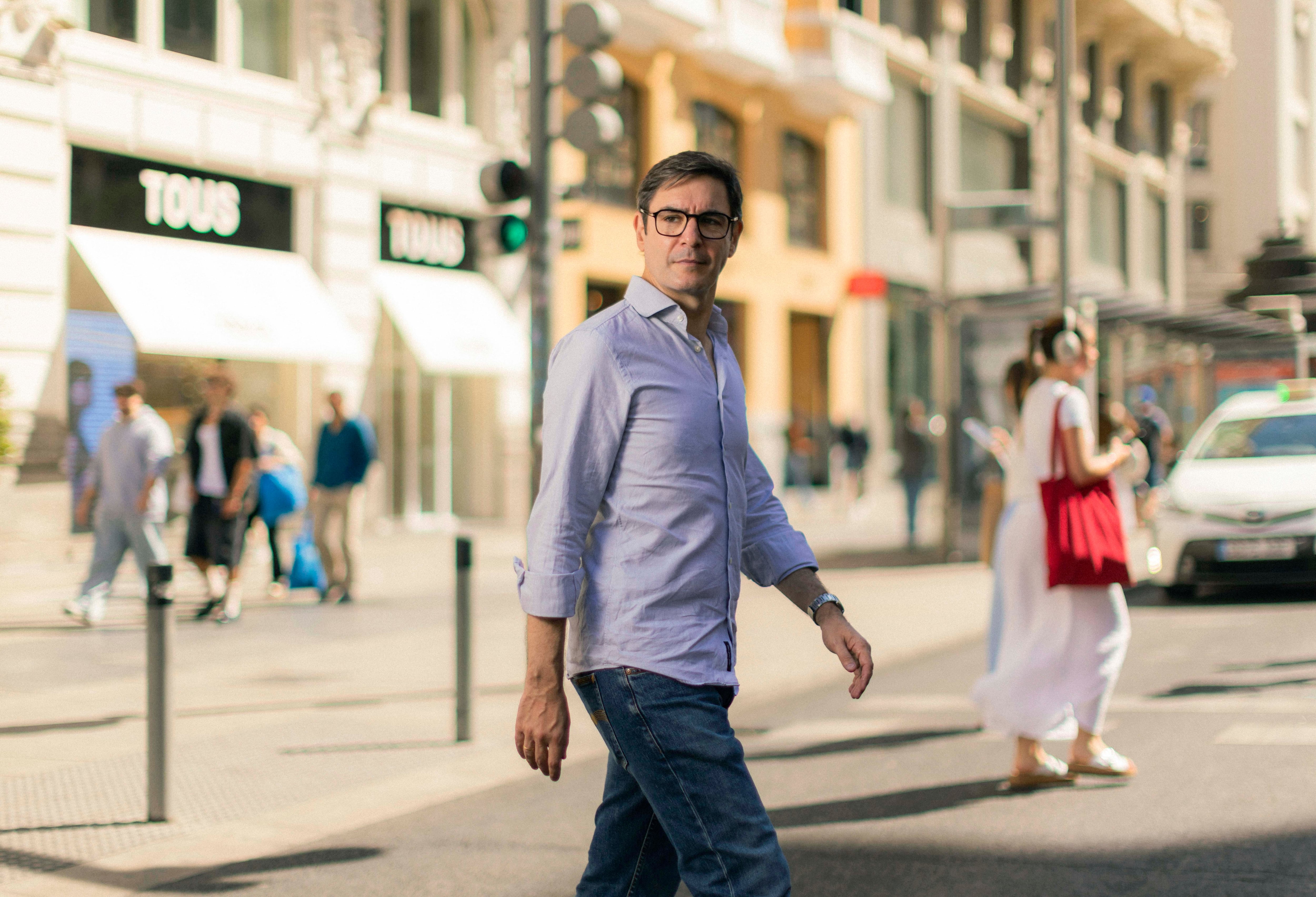 El presentador Juanra Bonet cruza un paso de cebra en la Gran Vía de Madrid el lunes 1 de septiembre. 