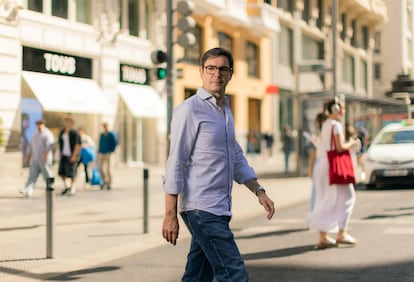 El presentador Juanra Bonet cruza un paso de cebra en la Gran Vía de Madrid el lunes 1 de septiembre. 
